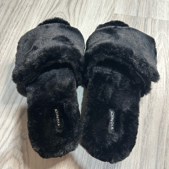 Cozy women’s Vionic Black Fuzzy Slippers - Picture 2 of 4